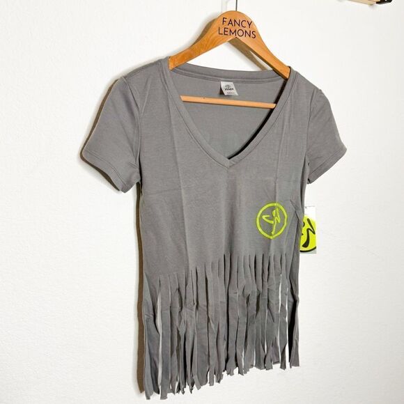 Zumba NWT! Vibrant V-Neck Fringe Top Gravel Gray Neon Logo Dance Fitness - Picture 2 of 9